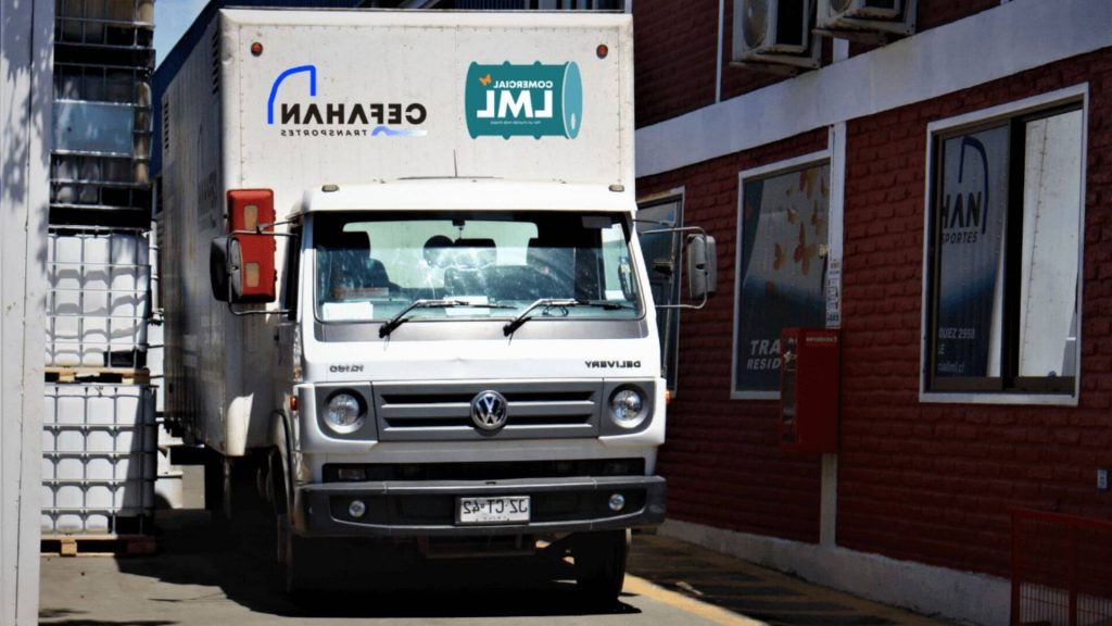 Camiones de transporte de residuos peligrosos en recuperadora de envases industriales